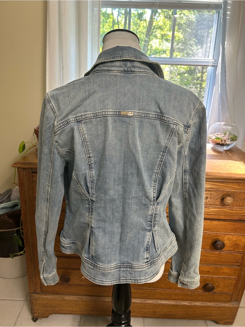 White House Black Market Fitted Light Wash Denim Jacket Size Medium - Picture 2 of 7